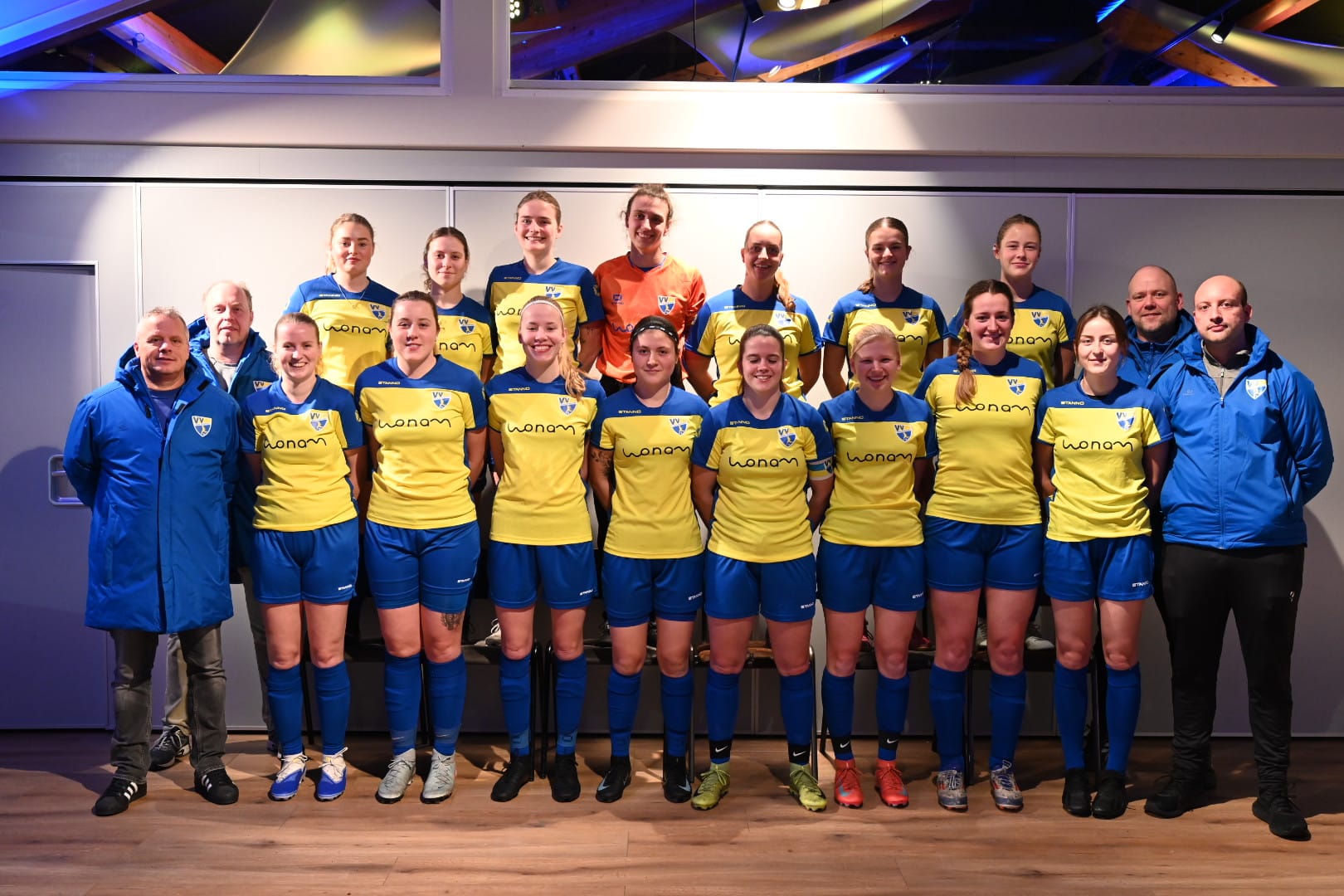 Vrouwen 1 wordt voorzien van mooie tenues door Wonam